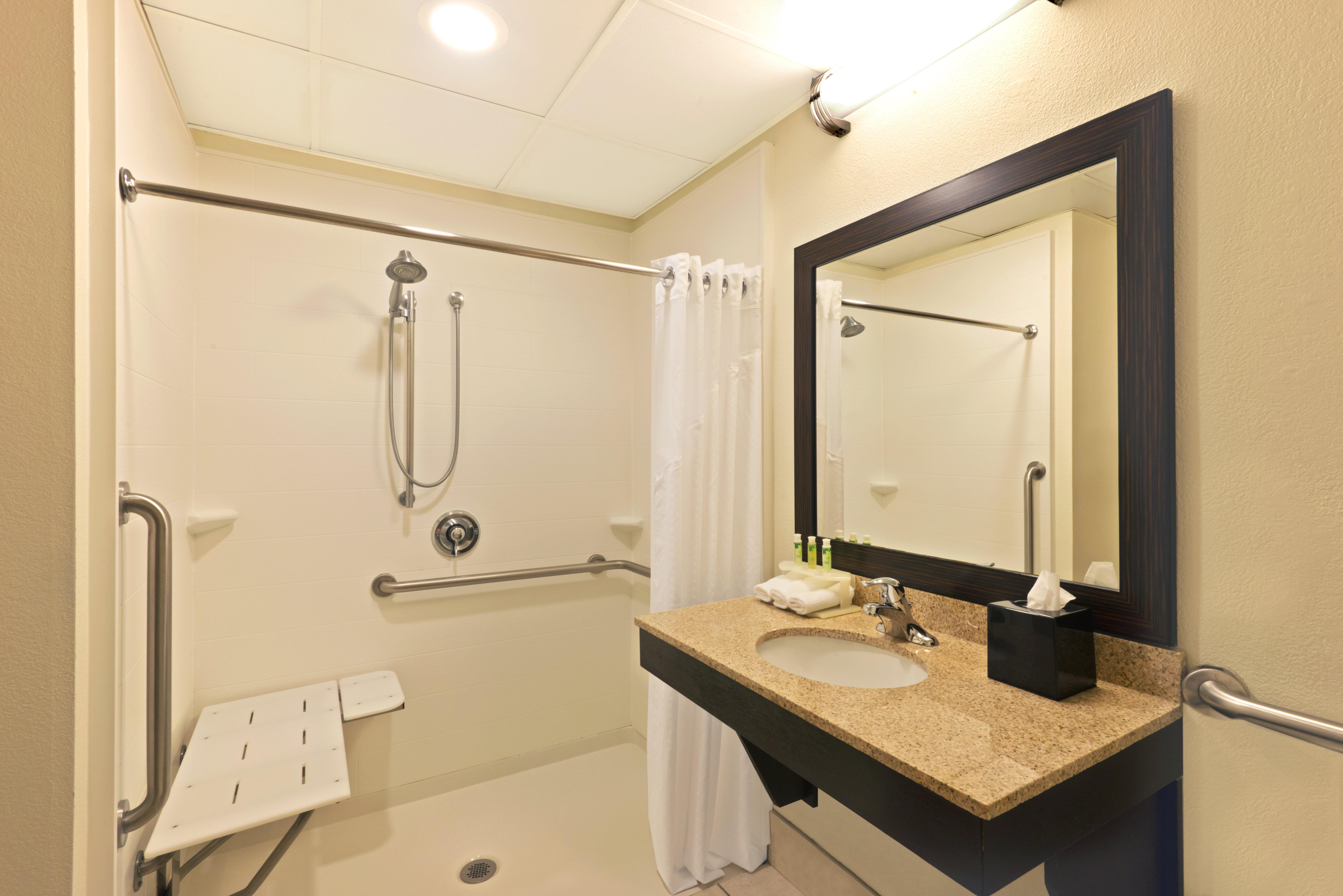 Holiday Inn Express Hotel & Suites Colby By Ihg Exterior foto