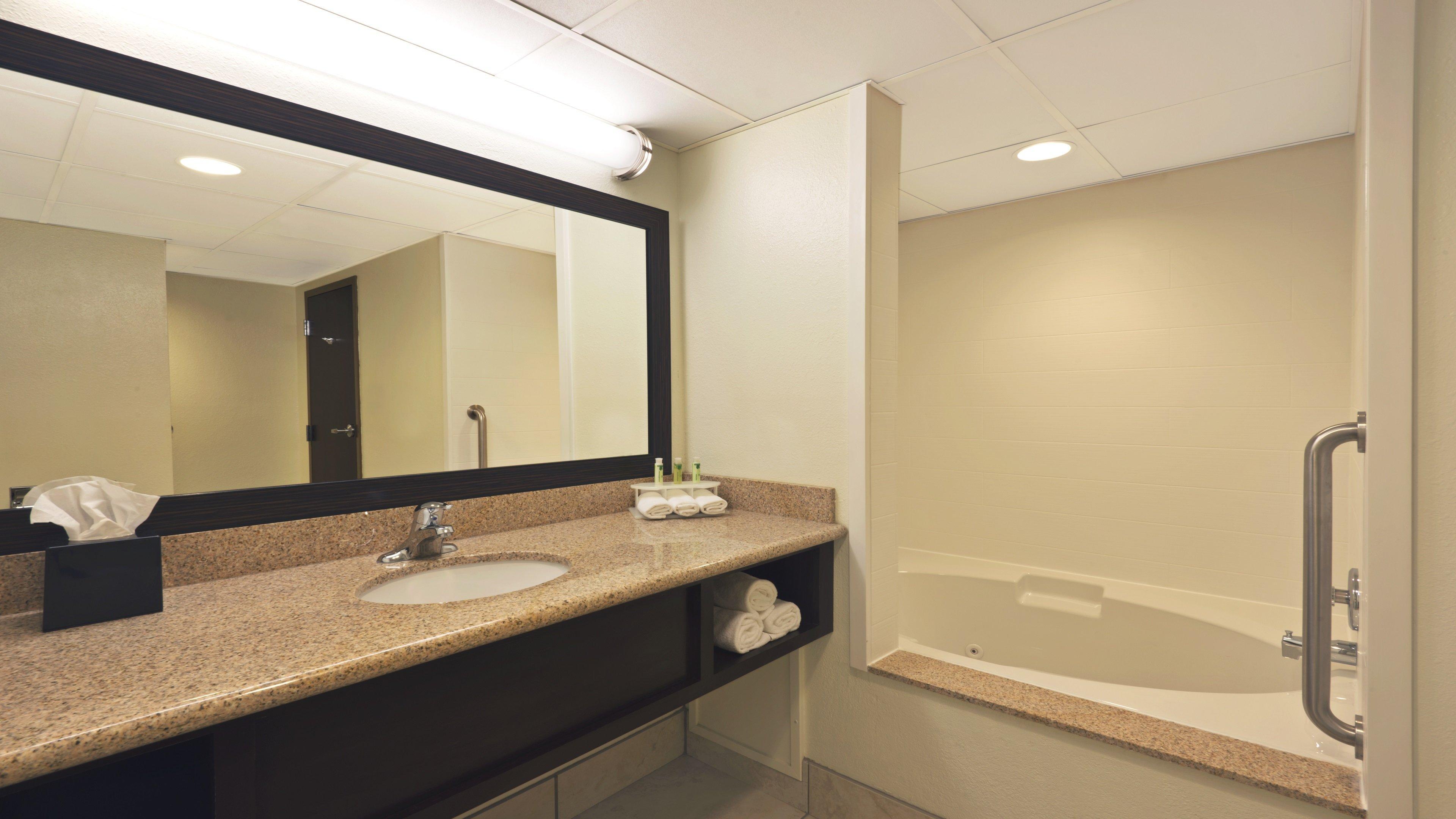 Holiday Inn Express Hotel & Suites Colby By Ihg Exterior foto