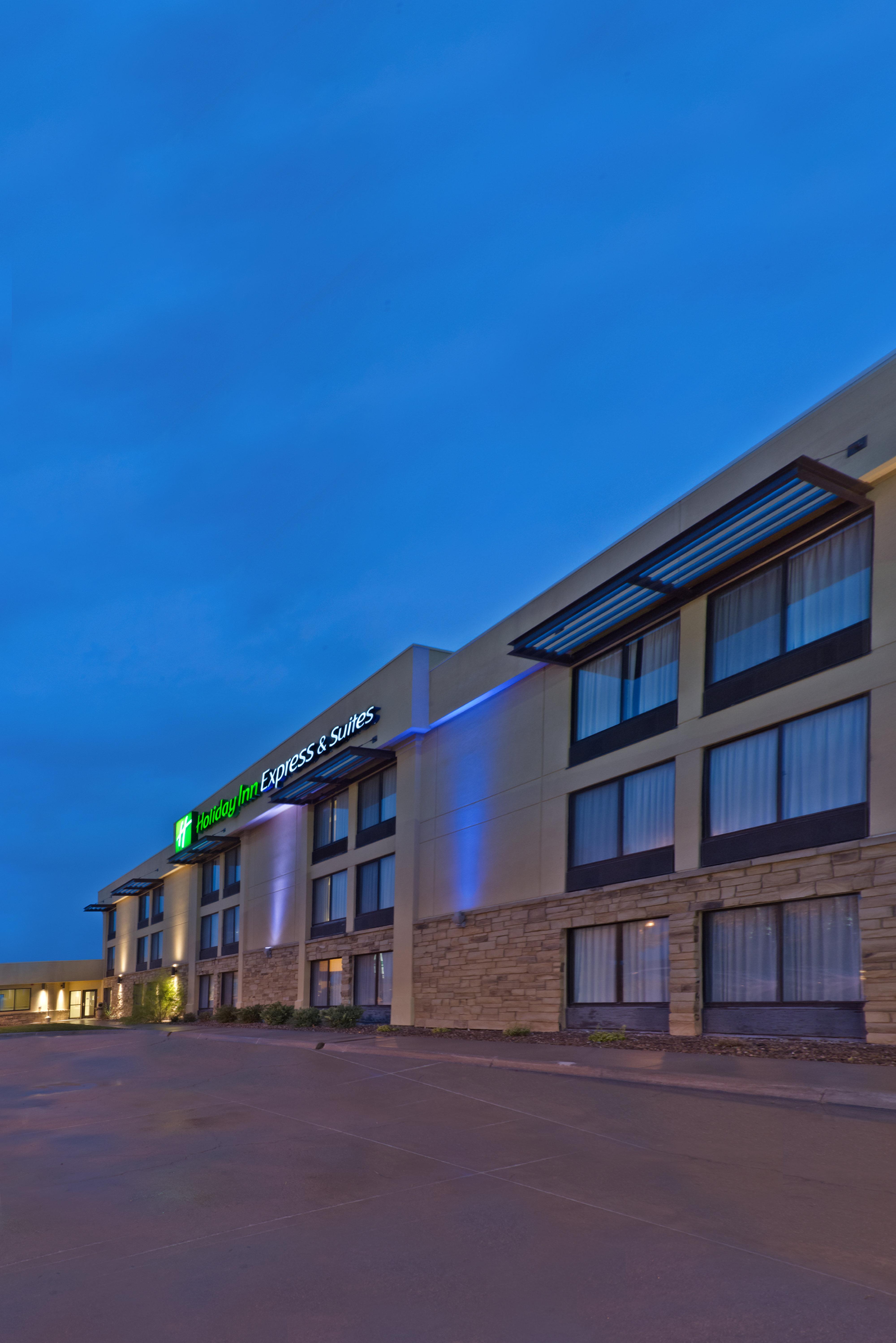 Holiday Inn Express Hotel & Suites Colby By Ihg Exterior foto