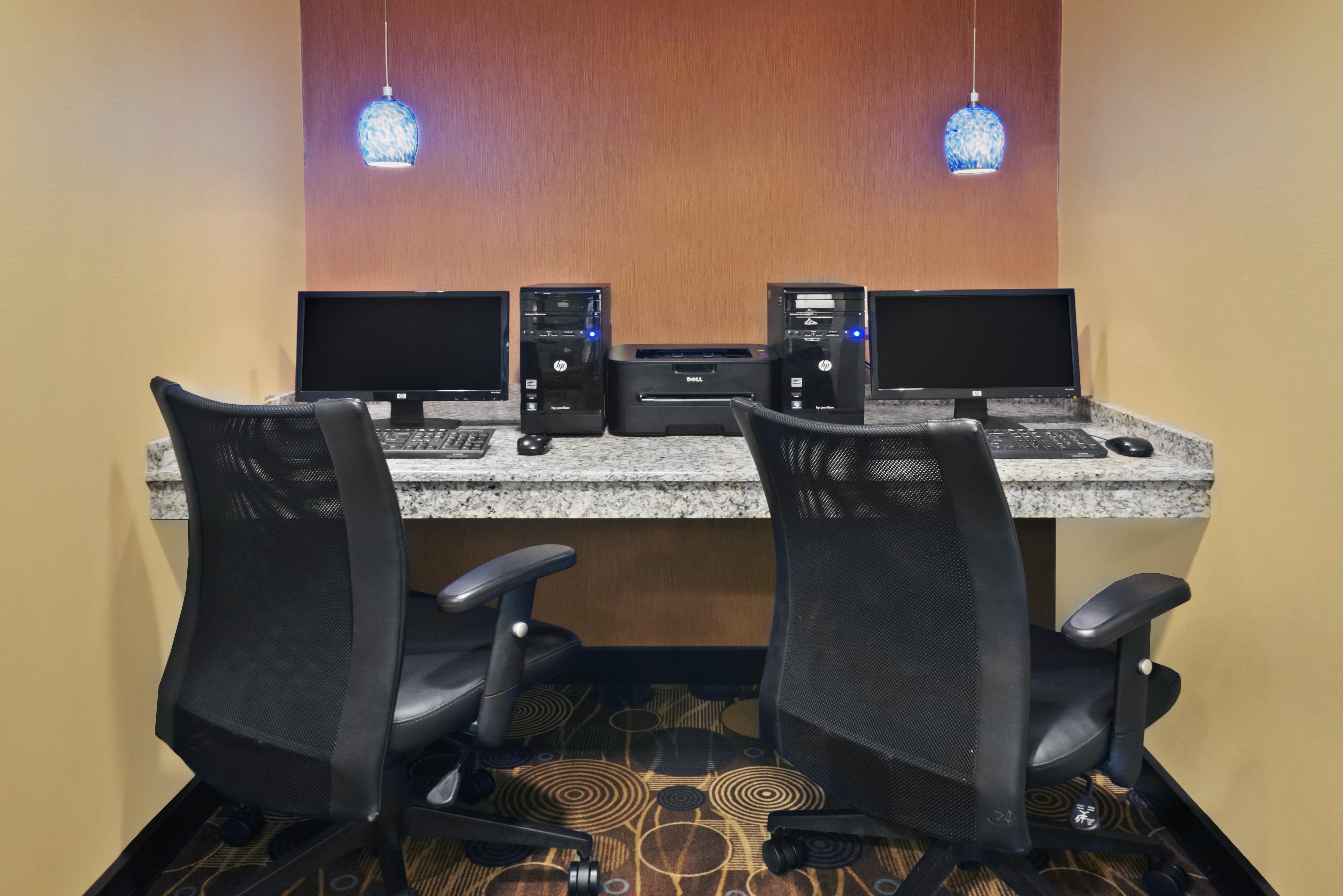 Holiday Inn Express Hotel & Suites Colby By Ihg Exterior foto