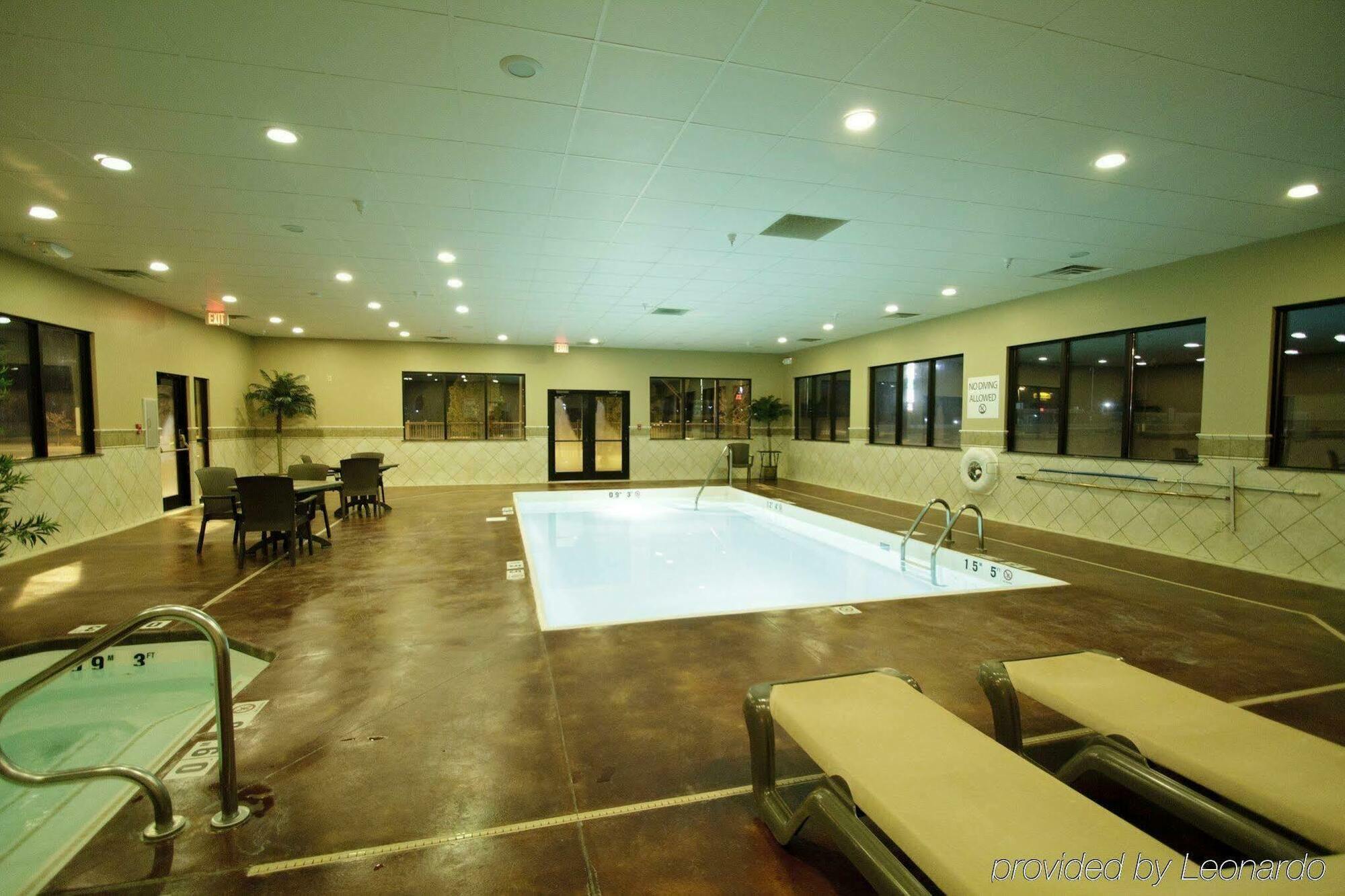 Holiday Inn Express Hotel & Suites Colby By Ihg Exterior foto