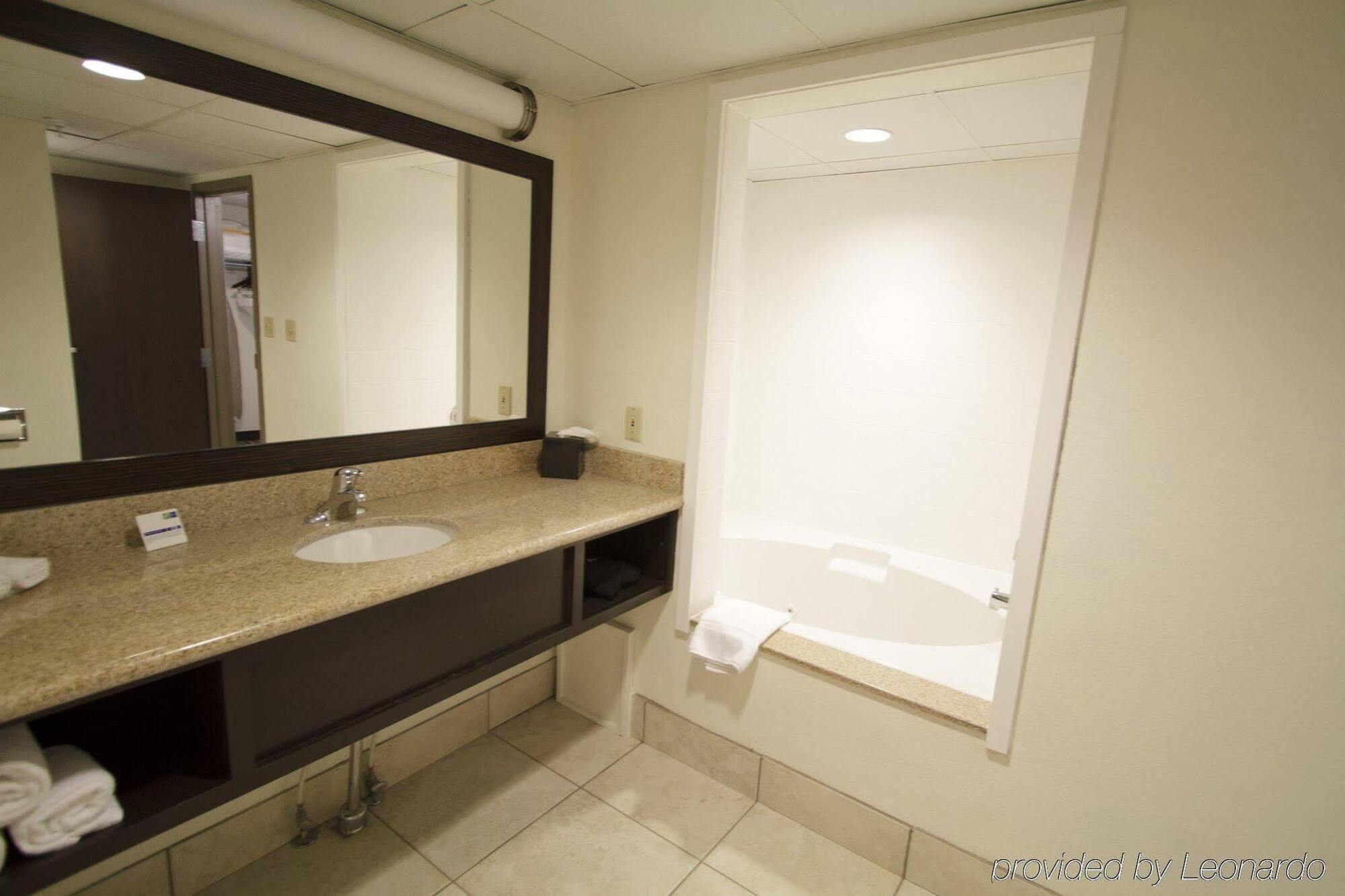 Holiday Inn Express Hotel & Suites Colby By Ihg Exterior foto